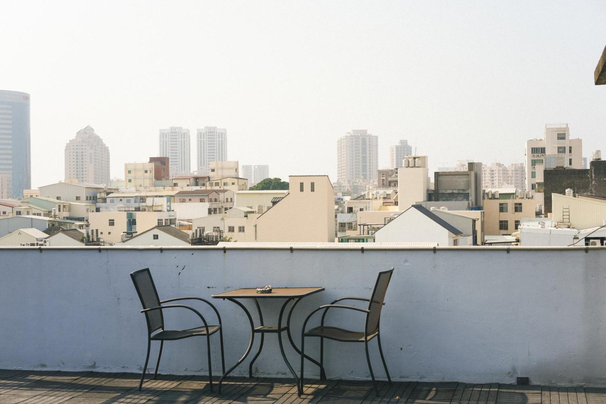 Loft18 Hostel Tainan Exteriör bild